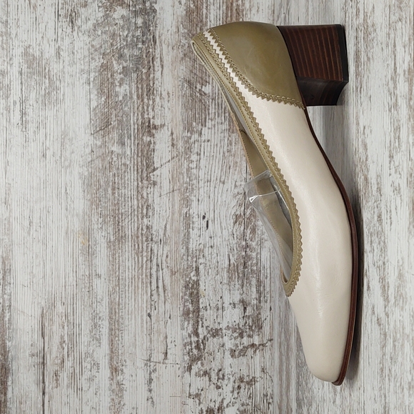 Bally Shoes - 🟧NWOT Wide Bally Vasano Cream & Olive Oxford Block Heel Pumps